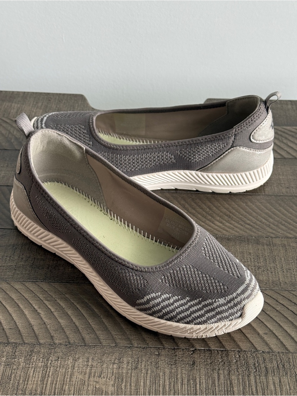 Easy Spirit Geinee Slip-on Shoes Neutral Gray Knit Fabric Size 8.5